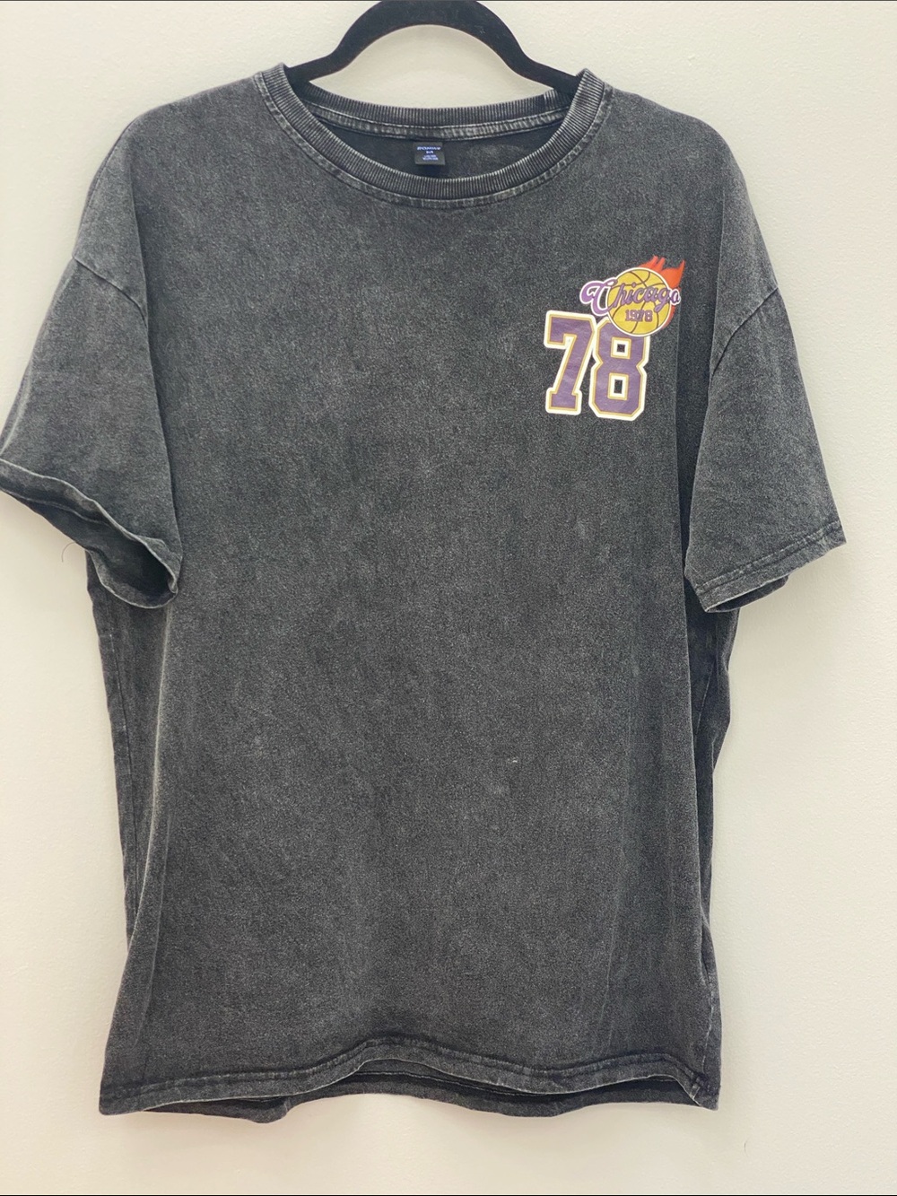ROMWE Chicago 1978 Basketball All Around the World USA Gray Shirt (BIN M)